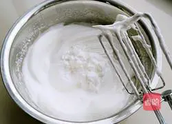 Illustration of how to make jam cherry blossom cake roll 5