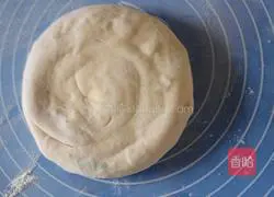 Illustration of how to make scallion pancake 9