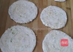 Illustration of how to make green onion pancakes 9