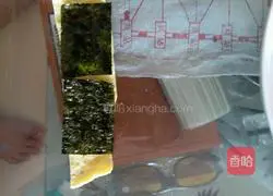 Illustration of how to make salted duck egg and cucumber sushi 2