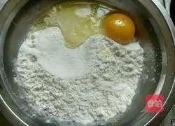 Illustration of how to make zucchini, shrimp skin and egg pancakes 3