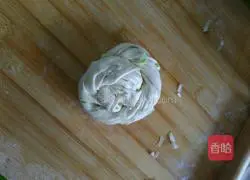 Illustration of how to make scallion pancakes 7