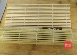 Illustration of how to make spicy cabbage sushi 5