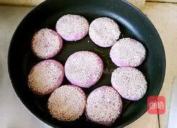 Illustration of how to make purple sweet potato dough cake 11