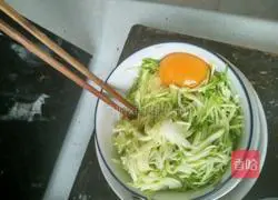 Illustration of how to make zucchini pancakes 1