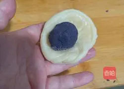 Illustration of how to make purple sweet potato cake 12