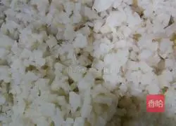 Illustration of how to make crispy lotus root cake 1