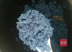 Illustration of how to make butterfly pea pineapple sushi 3