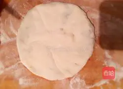 Illustration of how to make pork and green onion pie 10