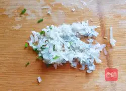 Illustration of how to make radish and shrimp pancakes 3