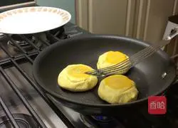 Illustration of how to make Zhixin, turmeric and glutinous rice pancakes 8