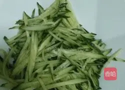 Illustration of how to make chive and egg pancake rolls with salad 2