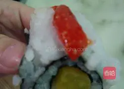 Illustration of how to make caviar sushi 1