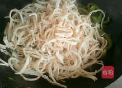 Illustration of how to make green pepper fried pancakes 3