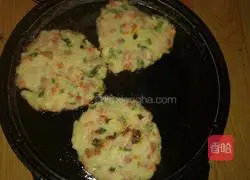 Illustration of how to make pan-fried potato pancakes 8