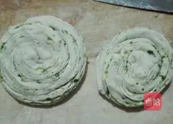 Illustration of how to make hand-shred green onion cake 8