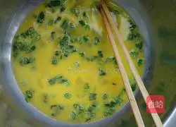 Illustration of how to make shredded potato and egg pancakes 4