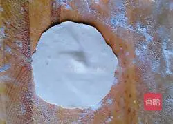 Illustration of how to make fennel pork pie 12