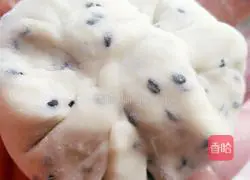 Illustration of how to make black sesame and rose sauce sesame cakes 12