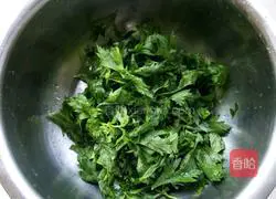 Illustration of how to make celery leaf egg cake 1
