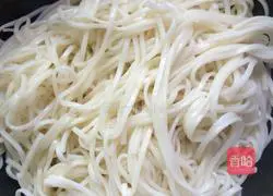 Illustration of how to make noodles and egg pancakes 4