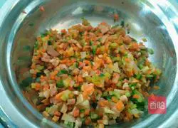 Illustration of how to make bacon, onion and carrot pancakes 2