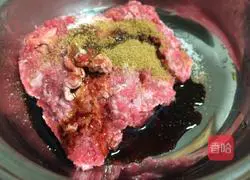 Illustration of how to make beef crispy cake 4