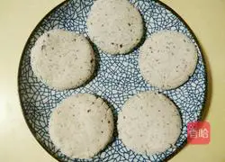 Illustration of how to make black bean dregs cake 6