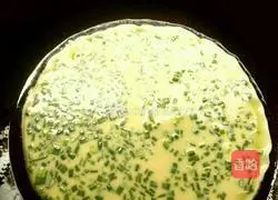 Illustration of how to make green onion and egg pancakes 3