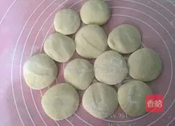 Lotus Leaf Cake Illustration of how to sandwich meat 3