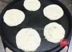 Illustration of how to make scallion pancakes (electric pancake version) 21