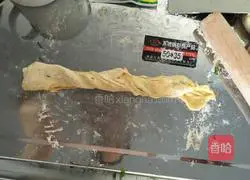 Illustration of how to make scallion pancakes 6