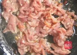 Illustration of how to make stir-fried pancakes with garlic moss and shredded pork 3