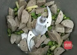 Illustration of how to change beef balls into pancakes 1