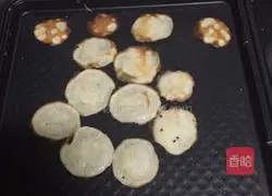 Illustration of how to make crispy egg whites in electric pan 4