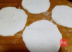 Illustration of how to make small onion pancakes 3