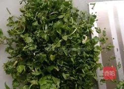 Illustration of how to make farm egg, shepherd's purse and shrimp cakes 2