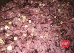 Illustration of how to make purple rice and meat floss sushi 1
