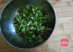 Illustration of how to make hot scallion pancakes 4