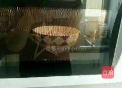 Illustration of how to decorate a double-layered light cream cake with fondant 3