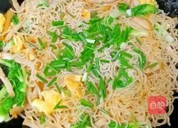 Illustration of how to make meat patties and fried rice noodles with eggs 14