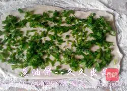 Illustration of how to make scallion pancake 5