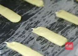 Illustration of how to make egg white crisps 6