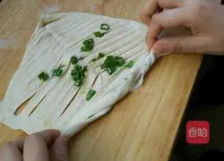 Illustration of how to make scallion oil hand pancake 11