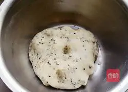 Illustration of how to make black sesame and rose sauce sesame cakes 4