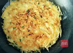 Illustration of how to make shredded potato and egg pancakes 7