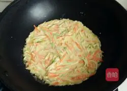 Illustration of how to make melon and carrot egg cake 4