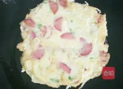 Illustration of making red sausage, potato shreds and egg pancakes 4