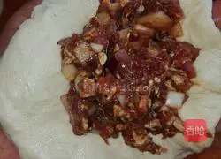 Illustration of how to make onion and beef pie 14