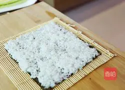 Illustration of how to dip sushi rolls in mustard pepper 2